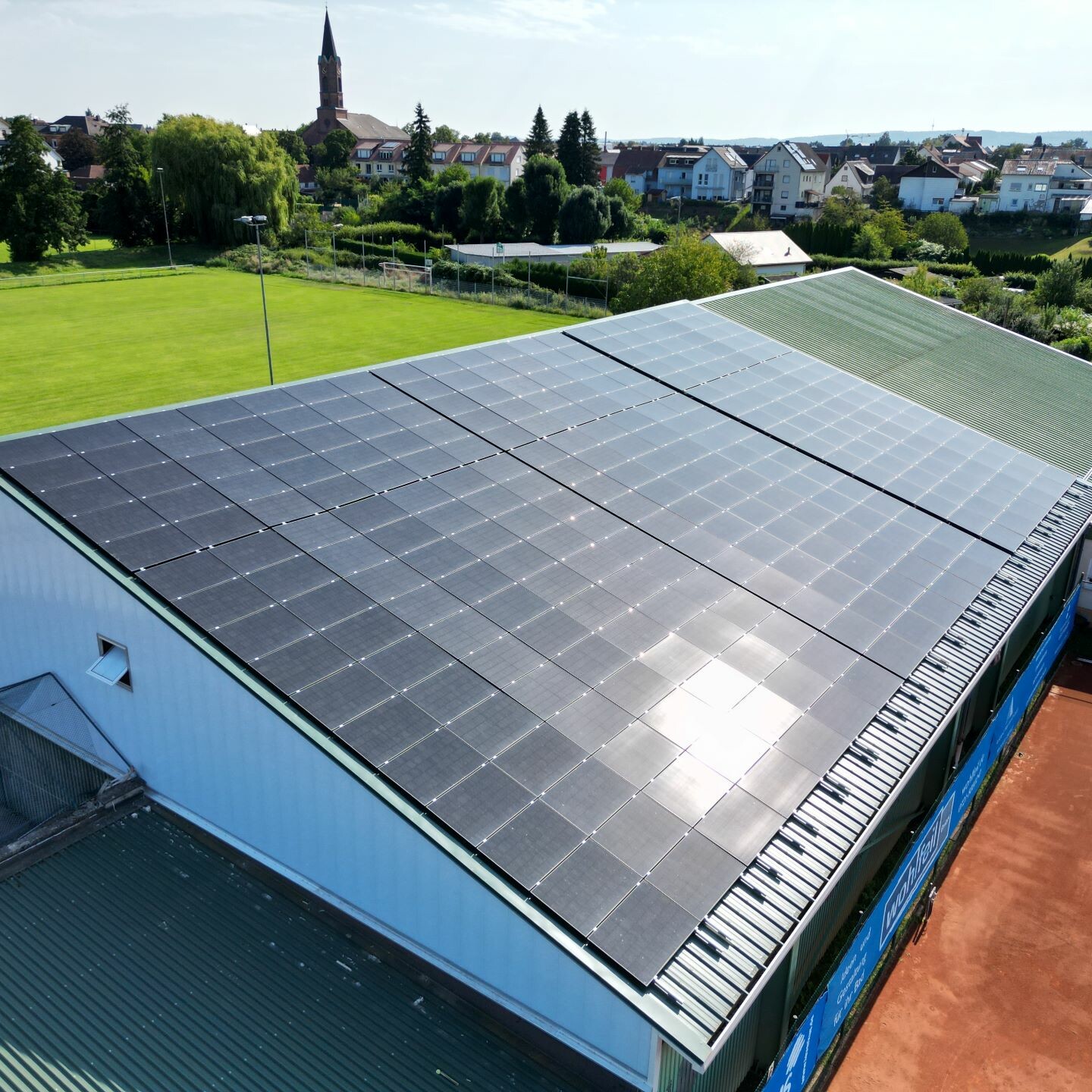 Photovoltaik-System auf einer Tennishalle